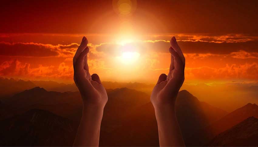 Imagen de una persona levantando las manos al cielo sintiendo la presencia de Dios en una iglesia pentecostal en Maryland