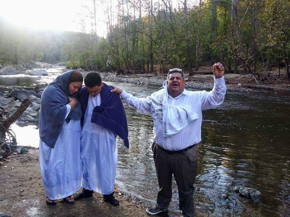 Pastor Daniel Martínez Bautizando a hermanos de la Iglesia Ministerio Pentecostal Linaje Escogido