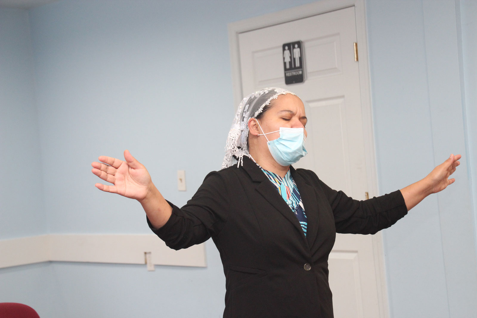 Pastora adorando a Dios durante servicio de iglesia cristiana en Maryland